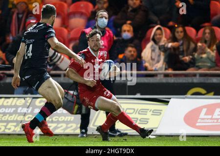 Llanelli, Royaume-Uni.22 janvier 2022.Scarlets Winger Ryan Conbeer sur l'attaque pendant le match de rugby de Scarlets / Bristol Bears EPCR Champions Cup.Crédit : Gruffydd Thomas/Alay Banque D'Images