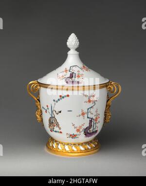 Seau à crème glacée (un de deux) porcelaine ca.1730, supports env.1780–90 Meissen Manufactory allemande à l'origine fabriquée pour contenir de la crème glacée, ces grands pots couverts ont été produits à l'usine de Meissen vers 1730.Les marques d'inventaire incisées indiquent qu'elles faisaient partie à l'origine des collections royales saxonnes hébergées dans le Palais japonais de Dresde, où les énormes collections de porcelaine asiatique et Meissen appartenant à Auguste le fort ont été exposées.Les documents d'archives suggèrent que ces bocaux ont été retirés du Palais japonais et combinés avec la porcelaine Meissen décorée de façon similaire à for Banque D'Images