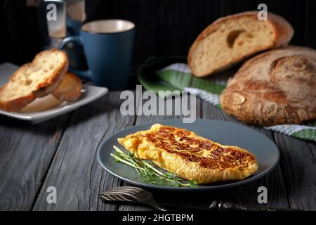 Omelette française fraîche avec pousses de pois fraîches.Plats végétariens Banque D'Images