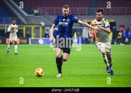 Ediz Dzeko d'Inter en action pendant la série Un match de football entre le FC Internazionale vs Venezia FC le 22 janvier 2022 au stade Giuseppe Meazza à Milan, Italie Banque D'Images