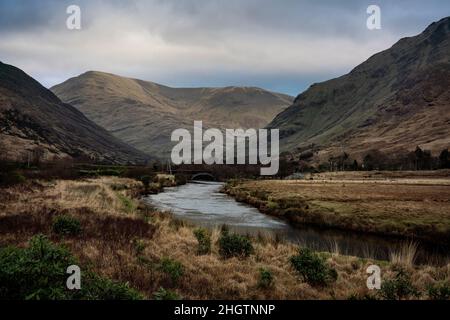 Une rivière et la tourbe brune couvraient les montagnes dans le parc national du Connemara, comté de Galway Irlande en automne. Banque D'Images