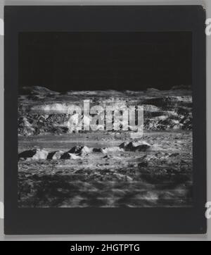 Gros plan sur Crater Copernic 23 novembre 1966 Administration nationale de l'aéronautique et de l'espace (NASA) cette photographie a été réalisée dans le cadre du programme Lunar Orbiter, une série de cinq engins spatiaux sans pilote lancés en orbite autour de la Lune en 1966 et 1967.Chaque vaisseau spatial était équipé d'un système d'imagerie sophistiqué fourni par Eastman Kodak, composé d'un appareil photo à double objectif, d'unités de traitement et de manipulation de films et d'un scanner de lecture pour la transmission des images sur Terre.Le but principal du programme était de sélectionner des sites d’atterrissage lunaires pour les missions Apollo tenues par la NASA.Sur le cou Banque D'Images