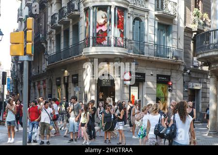 Barcelone, Espagne - 20 juillet 2018, les gens se tiennent au carrefour, en attendant le signal vert du feu de signalisation près du magasin rituels Cosmetics Banque D'Images