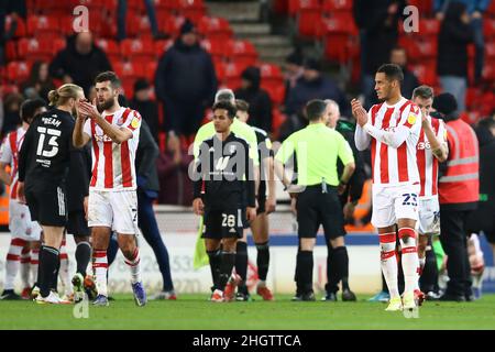 Stoke on Trent, Royaume-Uni.22nd janvier 2022.Les joueurs de Stoke ont l'air découragés de montrer leur appréciation aux fans à la fin du match.EFL Skybet Championship Match, Stoke City v Fulham au stade Bet365 de Stoke on Trent, le samedi 22nd janvier 2022. Cette image ne peut être utilisée qu'à des fins éditoriales.Utilisation éditoriale uniquement, licence requise pour une utilisation commerciale.Aucune utilisation dans les Paris, les jeux ou les publications d'un seul club/ligue/joueur.pic par Chris Stading/Andrew Orchard sports Photography/Alamy Live News crédit: Andrew Orchard sports Photography/Alamy Live News Banque D'Images