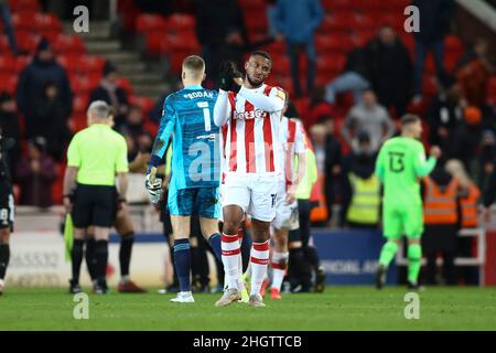 Stoke on Trent, Royaume-Uni.22nd janvier 2022.Les joueurs de Stoke ont l'air découragés de montrer leur appréciation aux fans à la fin du match.EFL Skybet Championship Match, Stoke City v Fulham au stade Bet365 de Stoke on Trent, le samedi 22nd janvier 2022. Cette image ne peut être utilisée qu'à des fins éditoriales.Utilisation éditoriale uniquement, licence requise pour une utilisation commerciale.Aucune utilisation dans les Paris, les jeux ou les publications d'un seul club/ligue/joueur.pic par Chris Stading/Andrew Orchard sports Photography/Alamy Live News crédit: Andrew Orchard sports Photography/Alamy Live News Banque D'Images
