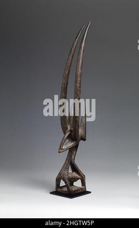 Homme ci Waraa Headdress 19th siècle Bamana peuples avec des cornes menaçantes et une présence corporelle spectrale cette création à la fois puissante et élégante constitue un hommage au héros mythique de la culture Bamana, ci Waraa.Dans cette société historiquement agraire, la maîtrise des connaissances nécessaires pour exploiter les forces de la nature afin de produire de la subsistance est célébrée de façon saisonnière avec des représentations de mascarades appariés.Le point focal visuel de ces hommages sont les éléments sculpturaux sculptés portés comme des crêtes.Ces formes abstraites audacieuses fusionnent les caractéristiques des créatures tirées de l'includin de la nature Banque D'Images