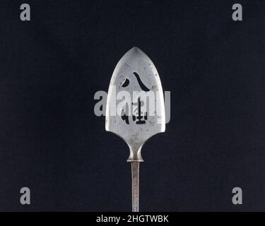 Arrowhead (Yanone) 18th siècle japonais bien qu'aujourd'hui les guerriers japonais sont les plus renommés pour leur travail à l'épée, le tir à l'arc, en particulier à cheval, a été une partie essentielle de la guerre et de la culture samouraïs pendant des siècles.Les flèches étaient équipées de têtes de forme variable selon leur usage prévu dans la guerre, la chasse ou la pratique de la cible.Les pointes de flèches destinées à être utilisées sur le champ de bataille ont été conçues pour des applications spécialisées telles que le perçage d'armures ou pour causer des dommages maximum aux chevaux et au personnel non blindé. Grandes pointes de flèches, percées et ciselées avec la Banque D'Images