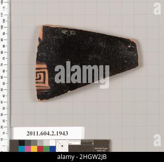 Fragment de terre cuite d'une amphore à col de Nolan (bocal) 475–460 C.-B. grec, attique au-dessus du méandre; peu de drapery d'une figure à gauche.Fragment de terre cuite d'une amphore à col de Nolan (bocal).Grec, Attique.475–460 C.-B.Terre cuite, figure rouge.Classique.Vases Banque D'Images