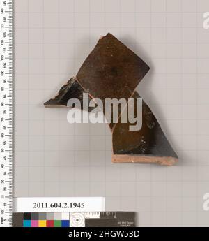 Fragment de terre cuite d'une amphore de cou de Nolan (bocal) 475–460 C.-B. grec, Attique partie du cou et un peu de l'épaule d'une amphore de cou de Nolan; à la jonction du cou et de l'épaule, un chanfrein.Fragment de terre cuite d'une amphore à col de Nolan (bocal).Grec, Attique.475–460 C.-B.Terre cuite, figure rouge.Classique.Vases Banque D'Images