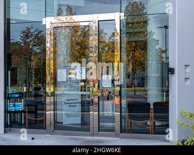 L'entrée principale d'un immeuble de bureaux dans la banlieue de Seattle, Washington, États-Unis Banque D'Images