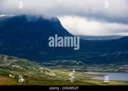 Paysage montagneux avec un lac un matin gris et nuageux à Jotunheimen Nasjonalpark à Innlandet fylke en Norvège. Banque D'Images