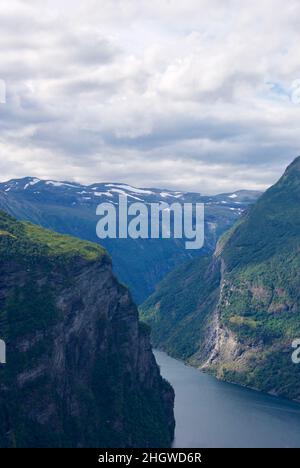 Nuages sombres sur les montagnes et Geirangerfjorden à Møre og Romsdal fylke en Norvège.Vue de Ørnevegen. Banque D'Images