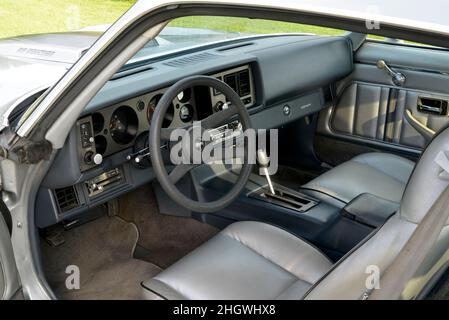 L'intérieur argent d'une Camaro Z28 1981 de Chevrolet montre le tableau de bord, les sièges baquets, la console et le levier de vitesses de la boîte automatique. Banque D'Images