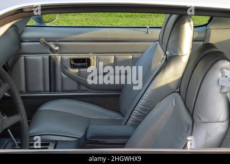 L'intérieur argent d'une Camaro Z28 1981 de Chevrolet montre les sièges baquets, la console et le levier de vitesses de la boîte automatique. Banque D'Images