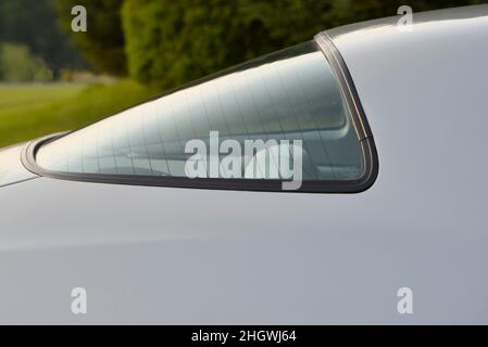 Vue latérale de la lunette arrière d'une Camaro Z28 1981 de Chevrolet argentée au crépuscule. Banque D'Images
