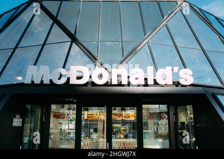 Batumi, Adjara, Géorgie.Panneau du restaurant McDonald's sur le bâtiment moderne du restaurant McDonald's. Banque D'Images
