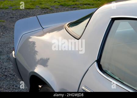 Aileron arrière sur une Camaro Z28 1981 de Chevrolet argentée au crépuscule. Banque D'Images