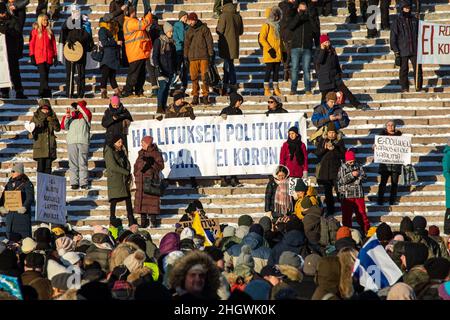 Des manifestants avec des panneaux et des bannières sur les marches de la cathédrale d'Helsinki lors d'une manifestation contre les restrictions du virus Corona à Helsinki, en Finlande Banque D'Images