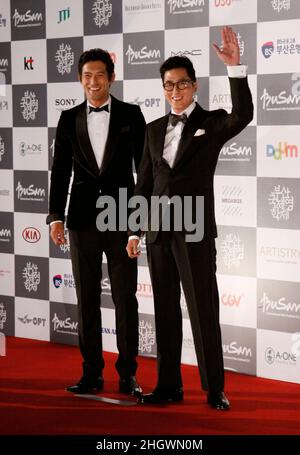 4 octobre 2012 - Busan, Corée du Sud : l'acteur Kim Joo Hyuk et Oh Ji Ho(L) posent pour un appel photo lors du Festival international du film de Busan 17th inauguration de la compétition de tapis rouge au Centre de cinéma de Busan.En plus de la galaxie désormais inévitable des stars qui promeuvent des blockbusters de toute l'Asie,Cette année, le Festival international du film de Busan filera un film nord-coréen pour la première fois depuis près d'une décennie, ainsi que six films classiques afghans cachés dans un mur pour les sauver des Talibans. Banque D'Images