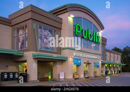 Publix Food and Pharmacy au crépuscule à Phenix City, Alabama.(ÉTATS-UNIS) Banque D'Images