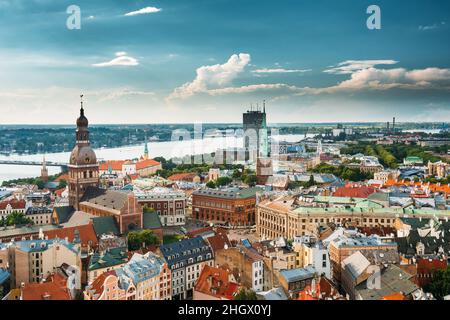 Riga, Lettonie.Paysage urbain dans la Sunny Journée d'été.Monuments célèbres - la cathédrale du dôme de Riga et la cathédrale Saint-Jacques, ou la basilique de la cathédrale Saint-Jacques Banque D'Images