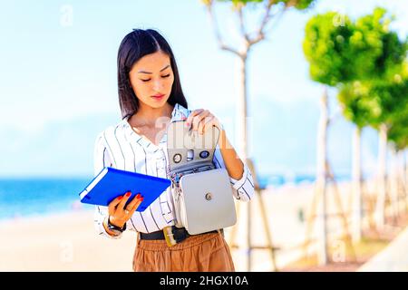 Image d'une femme asiatique occupée en plein air lors d'une journée ensoleillée d'été Banque D'Images