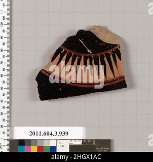 Fragment de terre cuite d'un couvercle de lekanis (plat couvert) 6th siècle avant J.-C. grec, fragment Attique du couvercle d'un lekanis, avec une bande de rayons, encadré par des lignes de glaçure rouge.Fragment de terre cuite d'un couvercle de lekanis (plat couvert).Grec, Attique.6th siècle C.-B..Terre cuite, figure noire.Archaïque.Vases Banque D'Images