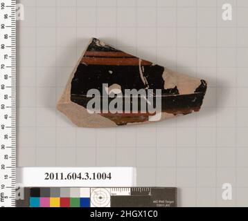 Fragment de terre cuite de lekanis (plat couvert)?6th siècle C.-B. grec, Attic fragment d'un lekanis?avec des parties de deux lignes vitrifiées rouges.Fragment de terre cuite de lekanis (plat couvert)?.Grec, Attique.6th siècle C.-B..Terre cuite, figure noire.Archaïque.Vases Banque D'Images