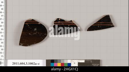 Fragments de terre cuite de lekanides (plats couverts)?6th siècle C.-B. grec, Attique trois fragments de lekanides?, chacun avec deux lignes vitrifiées rouges.Fragments de terre cuite de lekanides (plats couverts)?.Grec, Attique.6th siècle C.-B..Terre cuite, figure noire.Archaïque.Vases Banque D'Images