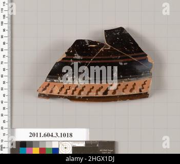 Fragment de terre cuite d'un lekanis (plat couvert) deuxième quart du siècle 5th av. J.-C. grec, Attique sous le bord, partie d'une bande zigzag et deux lignes vitrifiées rouges.Fragment de terre cuite d'un lekanis (plat couvert).Grec, Attique. Deuxième quart du siècle 5th avant J.-C..Terre cuite, figure noire.Archaïque.Vases Banque D'Images
