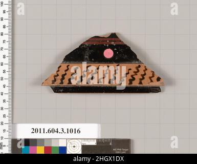 Fragment de terre cuite d'un lekanis (plat couvert) deuxième quart du siècle 5th av. J.-C. grec, Attique sous le bord, partie d'une bande zigzag et deux lignes vitrifiées rouges.Fragment de terre cuite d'un lekanis (plat couvert).Grec, Attique. Deuxième quart du siècle 5th avant J.-C..Terre cuite, figure noire.Archaïque.Vases Banque D'Images