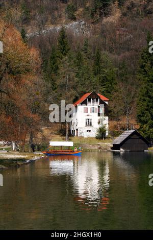 Belle maison au bord du lac Bled en Slovénie.Lac dans la région haute de Carniolan, dans le nord-ouest de la Slovénie. Banque D'Images