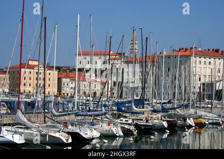 Marina au beau village de Piran en Slovénie.Piran dans le sud-ouest de la Slovénie sur le golfe de Piran sur la mer Adriatique. Banque D'Images