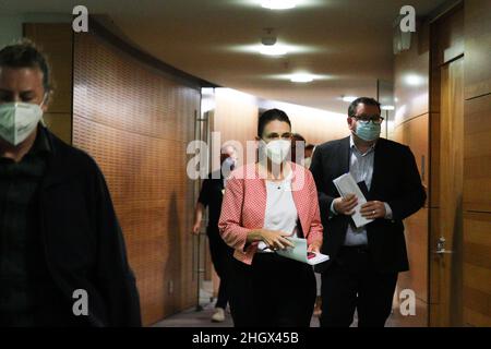 Wellington, Nouvelle-Zélande.23 janvier 2022: Le Premier ministre néo-zélandais Jacinda Ardern (avec le ministre des Finances Grant Robertson) arrive à tenir une conférence de presse au Parlement néo-zélandais pour annoncer des preuves de la propagation communautaire de la variante omicron de Covid-19 signifie que le pays va entrer dans le niveau « ré » de son cadre de protection Covid-19.Credit:Lynn grief/Alamy Live News Banque D'Images