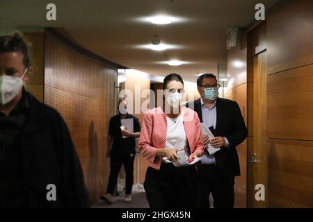 Wellington, Nouvelle-Zélande.23 janvier 2022: Le Premier ministre néo-zélandais Jacinda Ardern (avec le ministre des Finances Grant Robertson) arrive à tenir une conférence de presse au Parlement néo-zélandais pour annoncer des preuves de la propagation communautaire de la variante omicron de Covid-19 signifie que le pays va entrer dans le niveau « ré » de son cadre de protection Covid-19.Credit:Lynn grief/Alamy Live News Banque D'Images