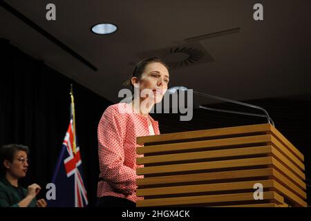 Wellington, Nouvelle-Zélande.23 janvier 2022: Le Premier ministre néo-zélandais Jacinda Ardern tient une conférence de presse au Parlement néo-zélandais pour annoncer des preuves de la diffusion communautaire de la variante omicron de Covid-19 signifie que le pays passera au niveau « rouge » de son cadre de protection Covid-19.Credit: Lynn requérant/Alamy Live News Banque D'Images