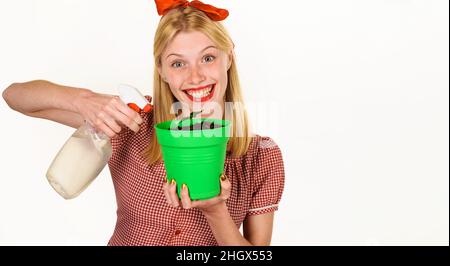 Belle femme prend soin d'agrumes.Bonne fille saupoudrer l'eau sur l'arbre de mandarine dans le pot à fleurs. Banque D'Images