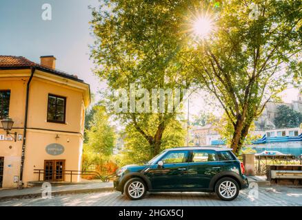 Vilnius, Lituanie.Green Color Mini Cooper parking à la rue en automne Sunny Day Banque D'Images