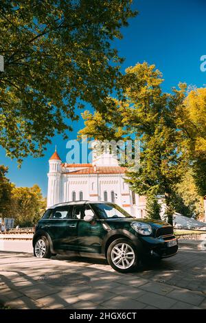 Vilnius, Lituanie.Green Color Mini Cooper parking près de la cathédrale de Theotokos dans la vieille ville de Vilnius. Banque D'Images