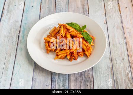 Macaroni à la tomate et au chorizo est l'une des plus grandes inventions espagnoles et ils n'ont rien à avoir honte Banque D'Images