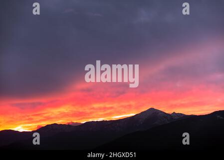 coucher de soleil derrière les montagnes Banque D'Images