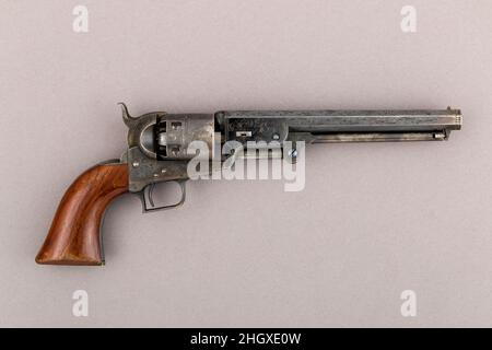 Colt modèle 1851 Navy percussion Revolver, n° de série2 1850 Samuel Colt American en 1835 et 1836, l'inventeur et industriel américain Samuel Colt (1814–1862) a breveté un type révolutionnaire de pistolet multishot encore utilisé aujourd'hui.Les revolvers de Colt avaient un cylindre rotatif qui pouvait être chargé de plusieurs tours et tiré rapidement en frappant et en relâchant le marteau ou, dans les modèles plus récents, en tirant simplement la gâchette.Les premières armes à feu Colt utilisaient l'allumage par percussion et devaient être chargées de poudre, de balles et de capsules d'allumage dans des opérations distinctes.Après 1870, les modèles Colt ont été produits pour les Banque D'Images