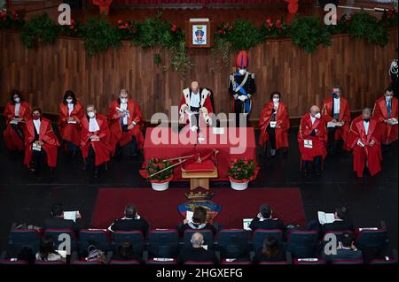 Reggio Calabria, Italie.21st janvier 2022.Luciano Gerardis (C), Président en exercice de la Cour d'appel de Reggio Calabria, vu présider la session.Marta Cartabia, Ministre de la Justice, a assisté à l'inauguration de l'année judiciaire 2022, qui s'est tenue à l'Académie de formation «Fava e Garofalo» de Carabinieri à Reggio di Calabria en présence des autorités locales et nationales.Crédit : SOPA Images Limited/Alamy Live News Banque D'Images