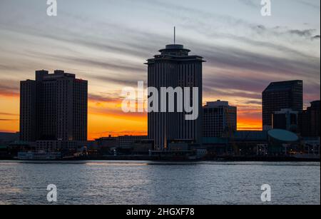 Le centre-ville de la Nouvelle-Orléans au coucher du soleil, vue sur le Mississippi, janvier Banque D'Images