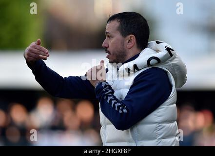 HARROGATE, ROYAUME-UNI.JAN 22nd Selim Benachour (entraîneur-chef intérimaire) d'Oldham Athletic avant le match de la Sky Bet League 2 entre Harrogate Town et Oldham Athletic à Wetherby Road, Harrogate le samedi 22nd janvier 2022.(Credit: Eddie Garvey | MI News) Credit: MI News & Sport /Alay Live News Banque D'Images