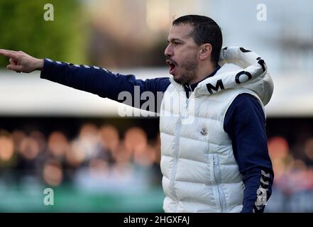 HARROGATE, ROYAUME-UNI.JAN 22nd Selim Benachour (entraîneur-chef intérimaire) d'Oldham Athletic avant le match de la Sky Bet League 2 entre Harrogate Town et Oldham Athletic à Wetherby Road, Harrogate le samedi 22nd janvier 2022.(Credit: Eddie Garvey | MI News) Credit: MI News & Sport /Alay Live News Banque D'Images