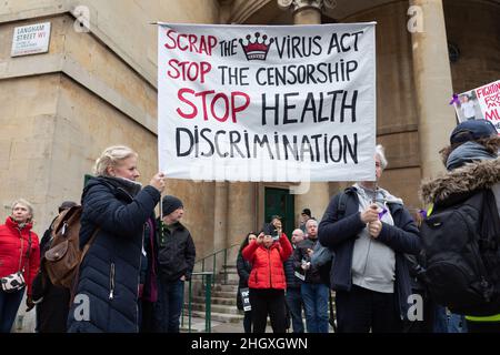 Les manifestants ont vu tenir une bannière qui dit 'crap le virus acte.Arrêtez la censure.Mettre fin à la discrimination en matière de santé » lors de la manifestation.d'ici avril 2022, 100k membres du NHS devront être entièrement vaccinés ou perdre leur emploi.À la lumière de cette exigence draconienne, les infirmières du NHS se sont réunies pour protester contre cette coercition, défendant leur liberté médicale et accusant le gouvernement d'avoir été totalement maltraité par les agents de santé à la suite de la pandémie.D'autres groupes anti-verrouillage et anti-vaccin ont protesté conjointement contre les restrictions imposées par le gouvernement et menacent des prendre Banque D'Images