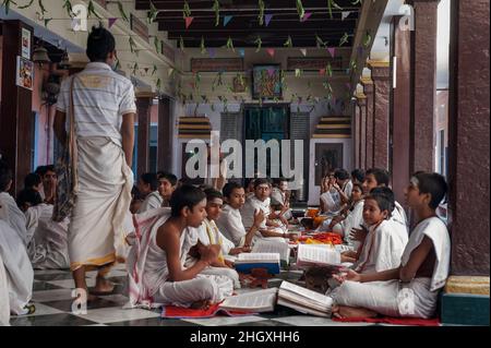 Les élèves d'un ashram hindou (école religieuse) étudient les textes sacrés.Varanasi, Inde Banque D'Images