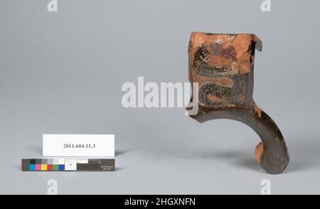 Fragment de terre cuite d'un krater (bol pour mélanger le vin et l'eau) mi-6th siècle C.-B. grec, Chalcidien sur la plaque de poignée, créature hybride avec la tête et le bras d'une femme et un corps d'un serpent.Fragment de terre cuite d'un krater (bol pour mélanger le vin et l'eau).Grec, Chalcidien. Milieu du siècle 6th av. J.-C..Terre cuite, figure noire.Archaïque.Vases Banque D'Images