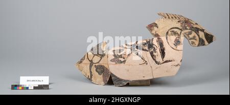 Fragments de terre cuite d'un krater 3rd quart du 6th siècle C.-B. grec, Corinthien sur la plaque de poignée, une sirène à droite; sur les côtés de la plaque de poignée, un méandre; sous le cou, une bande de langues;à droite de la poignée, une partie de la tête, du cou et de la poitrine d'un cheval à gauche; le deuxième fragment, du corps du cratère, a, en haut, une bande de langues, alternant en rouge et marron glaçure; les sabots et les queues de chevaux dessinant un chariot?;sur le chariot, le corps inférieur d'une figure drapée, en décubitus dorsal; oiseau volant vers la gauche; les jambes inférieures d'un guerrier rasé vers la gauche, avec un bouclier; un warrio Banque D'Images